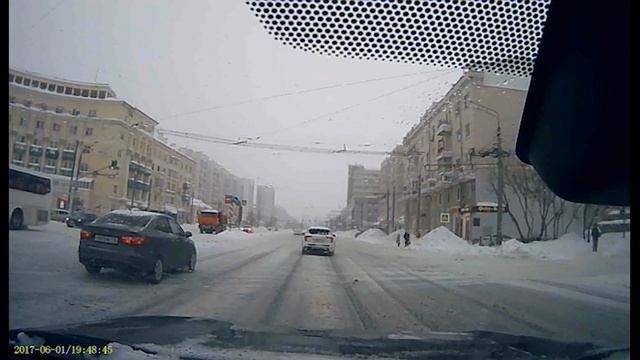 Что на самом деле происходит на мостах в -15: Как я едва не потерял управление на «черном льду» смотреть онлайн