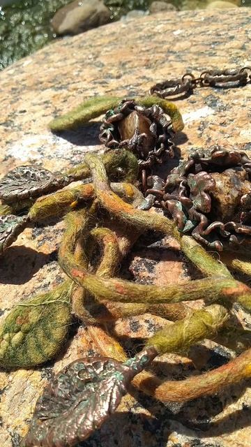 колье "Цветы на болоте"