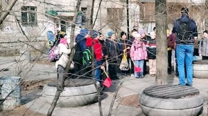 Дети поют хором на улице Челябинска песню "Солнечный круг"