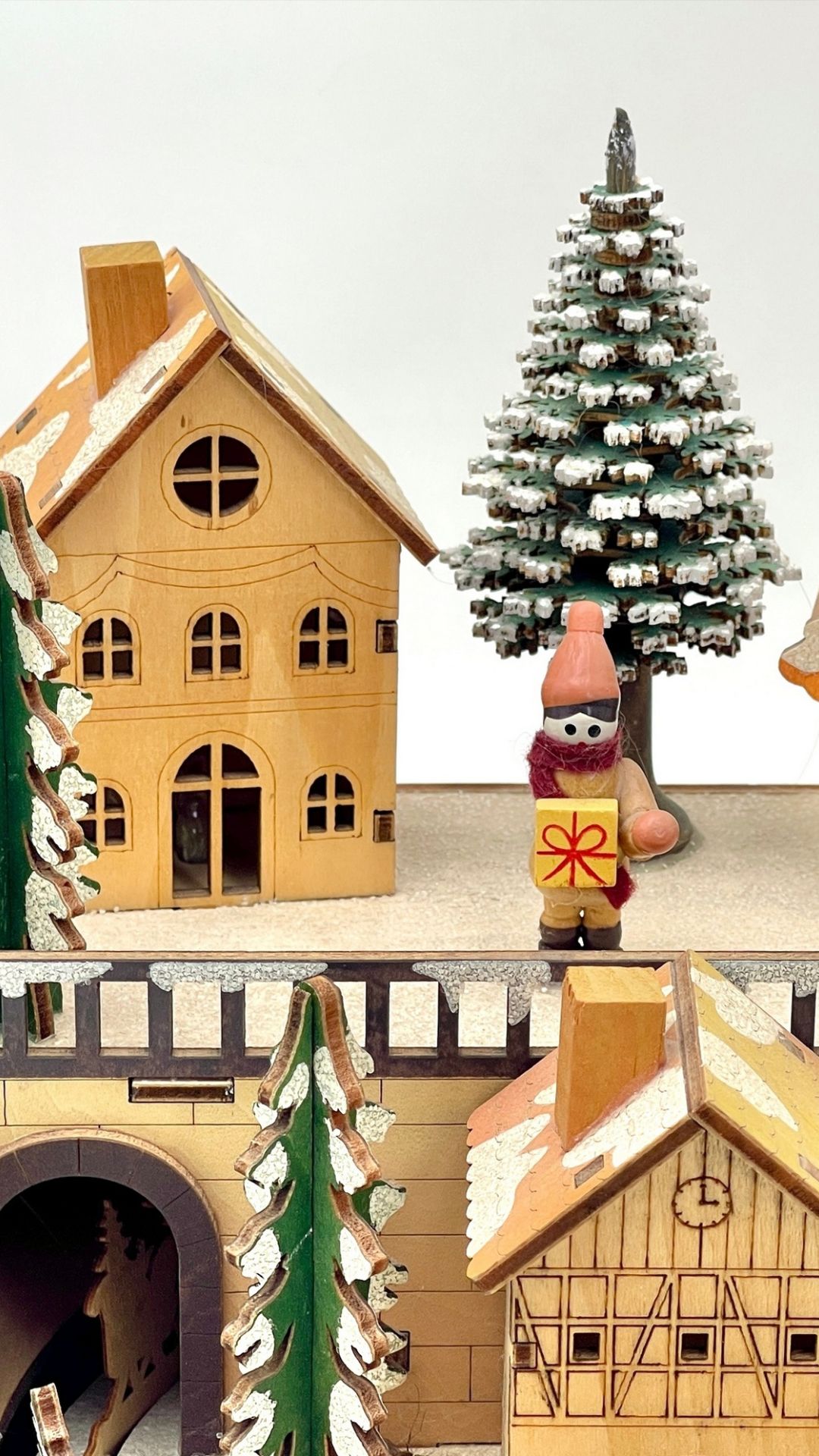 Винтажная музыкальная шкатулка-карусель Erzgebirge