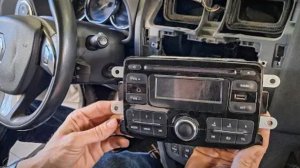 Как снять штатную магнитолу Рено Логан 2 и Сандеро 2: легко и просто