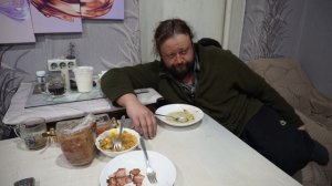 Вкусно кушаю на кухне Показываю чем вкусным кормит мама своего сына ПОДВАЛ ИЛЬИЧА