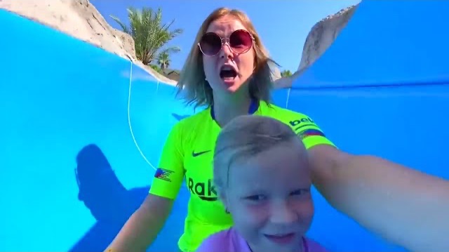 Софунья Шалунья  - МАМА против БРАТА в АКВАПАРКЕ.