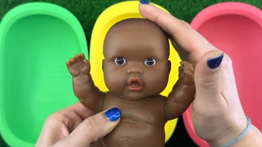 Куклы купаются в M&m's