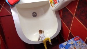 Настя играет на красочных детских площадках