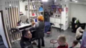 В Петербурге молодой человек забросал салон красоты кирпичами из-за того, что его не смогли постричь