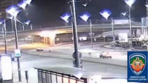 В Казани Lexus пролетел поворот, пробил бетонное ограждение и разбил пять припаркованных машин...