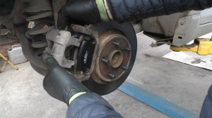 Замена задних тормозных колодок на Toyota Avensis 1,8 Тойота Авенсис 2010