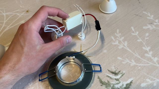 Как заменить точечный светильник и лампы GU5.3GU10 своими руками?