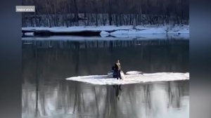 Опасную прогулку на льдине сняли на видео в Уфе