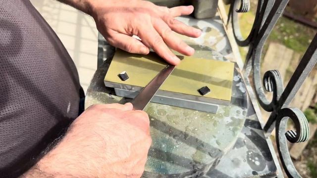 Заточка на руках как ловить  угол и контролировать правильное движения. Мастер Тано