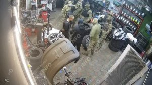 В Одессе толпа ТЦКшников на пяти машинах  задержали единственного работника СТО,в которой сами же об