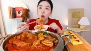 Мукбанг яичные блины, лапша 🍜 много еды. Еда на камеру