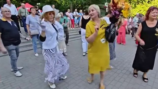 Дискотека в парке танцоры диско отжигают по полной угар ржака приколюха