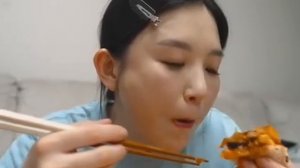 Мукбанг лапша, корейская пицца с рисом Еда на камеру