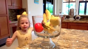 Настя показывает Как не надо себя вести детям