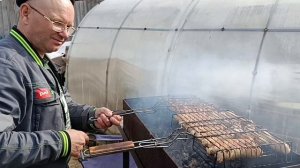 МУЖ НАЖАРИЛ  ШАШЛЫК, КУШАЕМ.