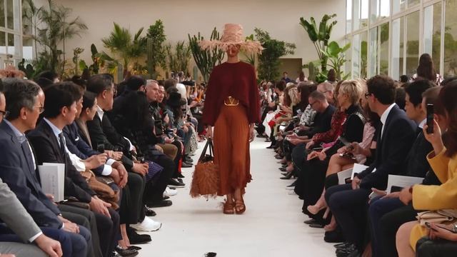 Показ женской коллекции Valentino весна-лето 2019