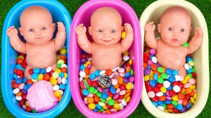 Мультики для малышей про кукол пупсиков в ванночках с цветными конфетами. Мультики для детей