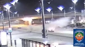 В Казани Lexus пролетел поворот, пробил бетонное ограждение и разбил пять припаркованных машин, посл