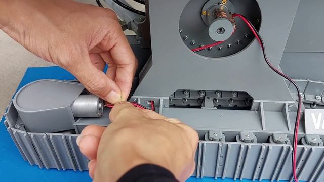 Самодельный радиоуправляемый экскаватор из ПВХ.