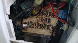 Где находится предохранитель прикуривателя (часы, музыка, система регулировка зеркал)