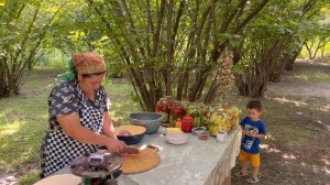 Бабушкина кулинария и сбор огурцов