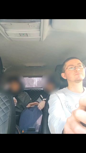 Пассажир захотел поесть блинчиков без разрешения в такси. Приятного аппетита?😁