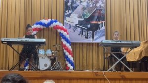 А. Холминов «Песня», С.Джоплин «Персиковый регтайм». Исполняет дуэт: Щербакова Алеся, Тиланова Амина