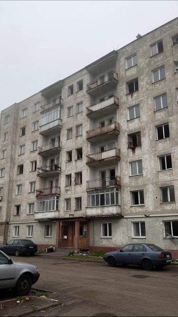 Заброшенные мечты: жизнь в полуразрушенном доме #тоска #неперспективно #разрушение