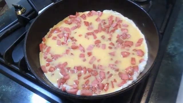 Простой и вкусный омлет с колбасой. Обзор приготовления.