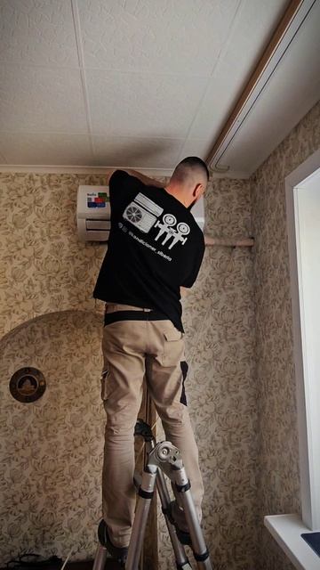 установка внутреннего блока кондиционера с выводом трассы вправо #монтажкондиционера #нск