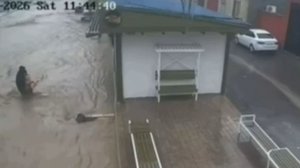 В Махачкале прохожий спас ребенка из потока