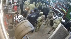 🔴Смелые только толпой. Людоловы в Одессе на пяти бусах похитили одного работника СТО.🔴