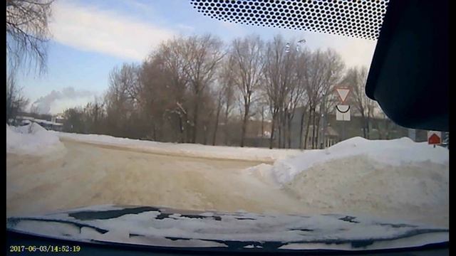 Опасный момент на пешеходном переходе: Наглядный пример почему зимой тормозной путь увеличивается смотреть онлайн