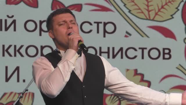 "Смуглянка". Поёт Максим Тюркин. Концерт в КДЦ им. Станиславского 28.03.26 Новосибирск