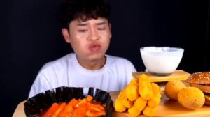 Мукбанг ттокпокки, бургеры и фритюр 😳 необычно. Еда на камеру