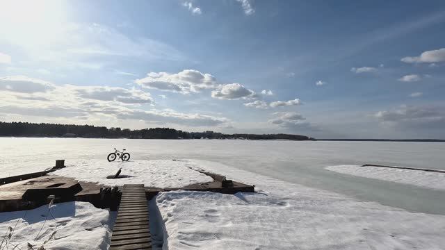 Едем до заброшенного танкового съезда в озеро Сенеж.Там проводили подводные учения по вождению танка