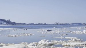 Ледоход на Волге в черте города Нижний Новгород.