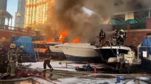 МЧС показало кадры тушения трех катеров на северо-западе Москвы.