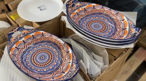 В Светофоре классные завалы посуды! Много новинок для кухни. Красивые тарелки, кружки, кастрюли.