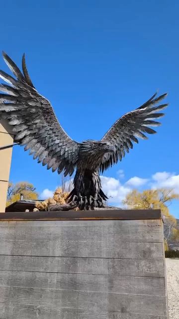 Скульптура орла из металла