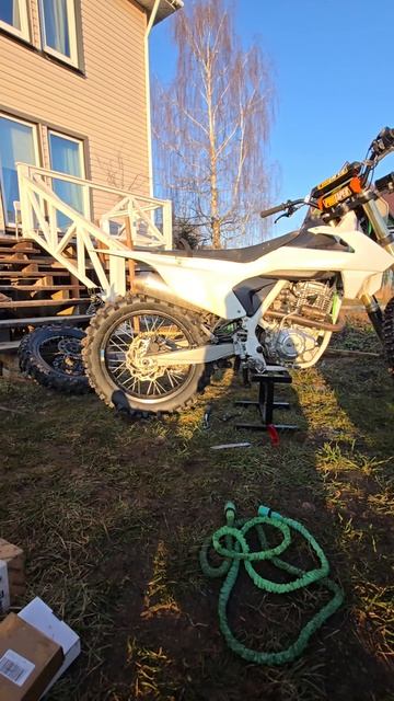 Просверлил амортизатор, чтобы занизить мотоцикл.