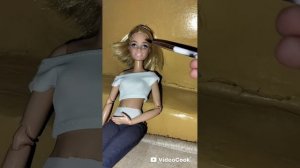 делаю куколке мейкап.