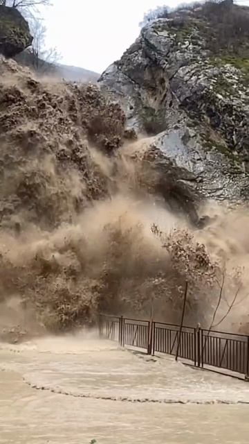 Водопад бушует.