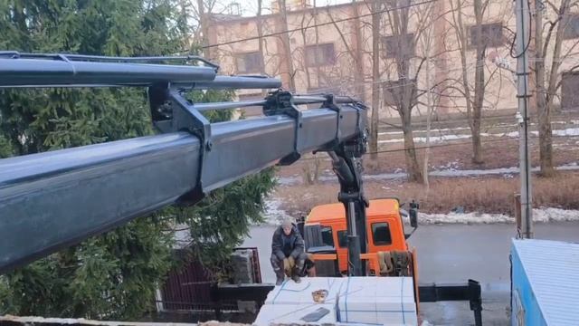 Разница в угле стрелы при подаче стройматериалов в окно.