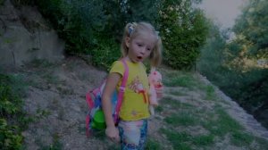 Настя спасает ежат в тёмном лесу