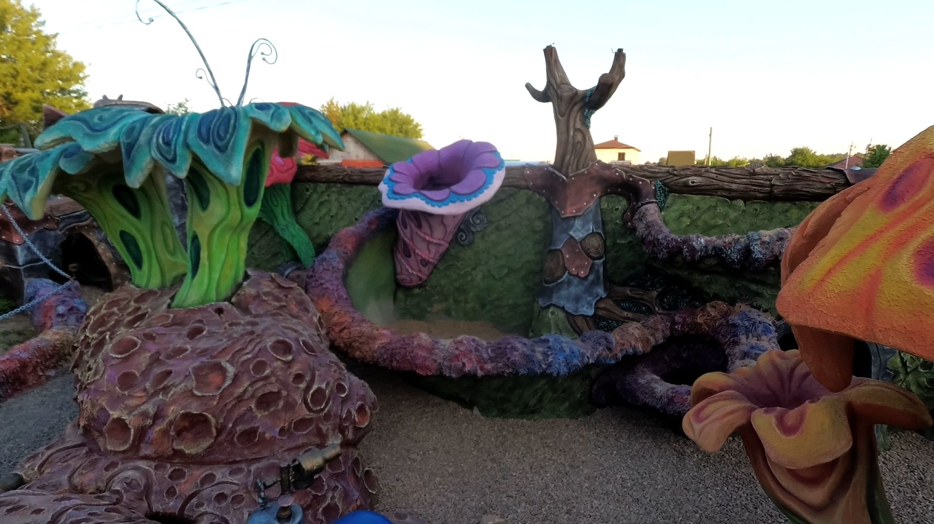 оформление пня мусорки. на  даче.лавочки. дорожки.