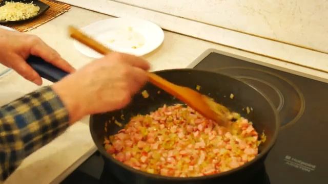 Вкуснейший омлет с луком и колбасой. Рекомендую. Обзор приготовления.