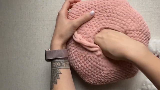 Подушка Цветок из плюшевой пряжи крючком, мастер-класс. Детская подушка